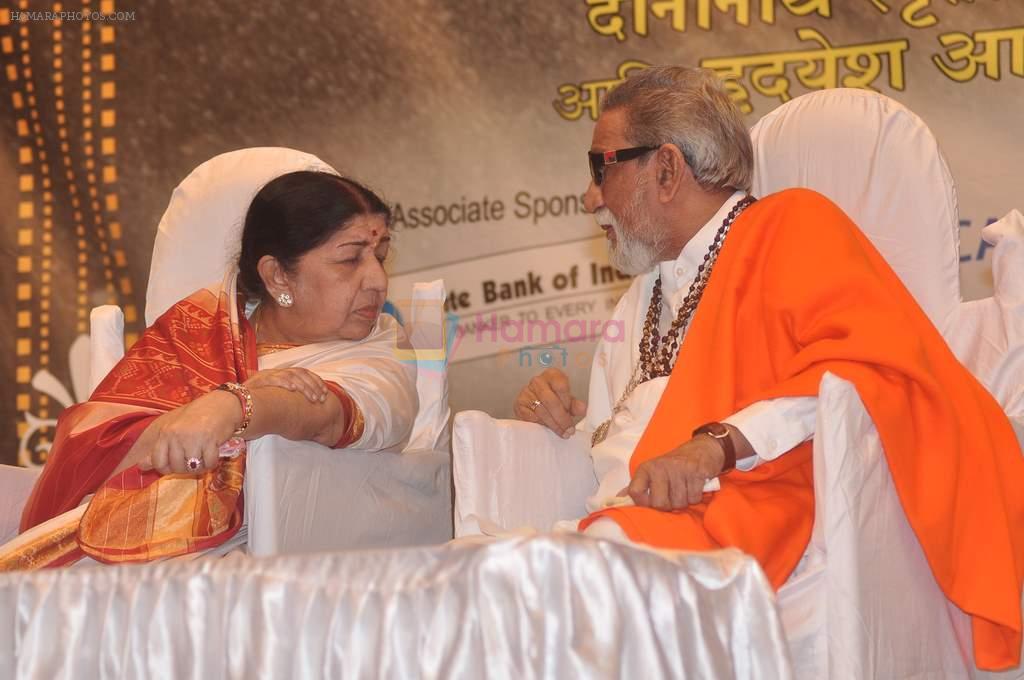 Lata Mangeshkar, Bal thackeray at Dinanath Mangeshkar awards in Mumbai on 24th April 2012