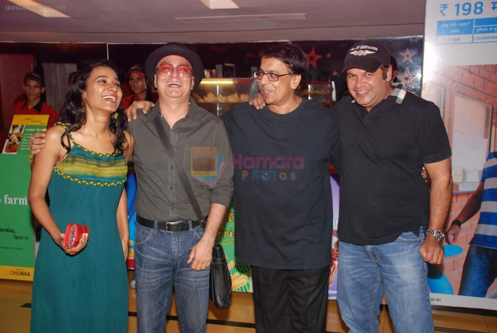 Tannishtha Chatterjee, Vinay Pathak, Anant Mahadevan, Suresh Menon at Life Ki Toh Lag Gayi premiere in Cinemax on 25th April 2012
