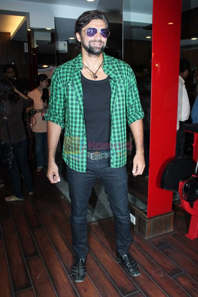 Chetan Hansraj with the cast of Shootout At Wadala at the launch of gym calles Red Gym in khar on 1st May 2012