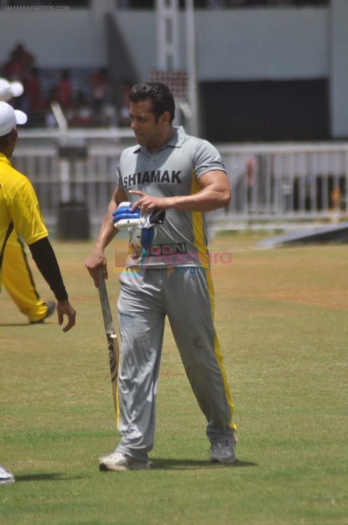 Salman Khan at Junnon match organised by Roataract Club of HR College on 1st May 2012