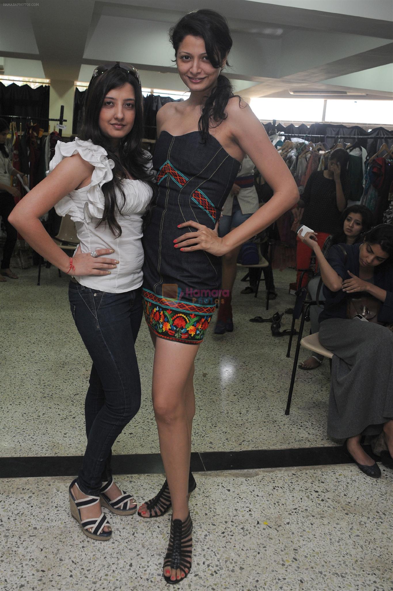 Amy Billimoria,  and Sonal Chauhan  at Amy Billimoria's FAshion Show for good Cause GLOBALIZATION in Shanmukhanand Hall on 2nd May 2012