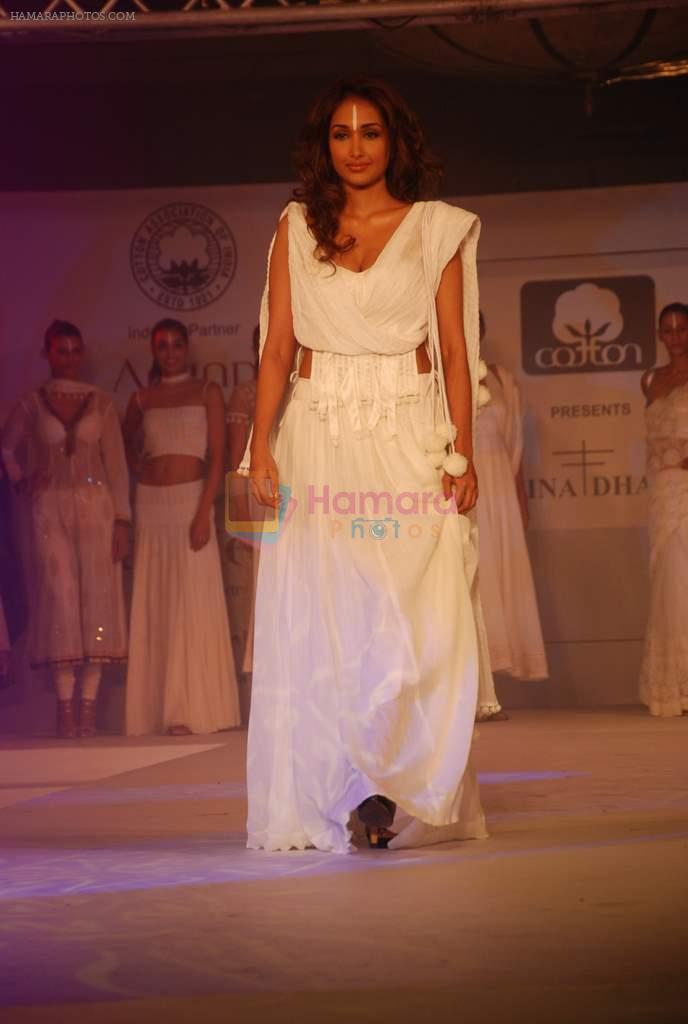 Jiah Khan at Anita Dongre Cotton Council fashion show in Mumbai on 8th May 2012