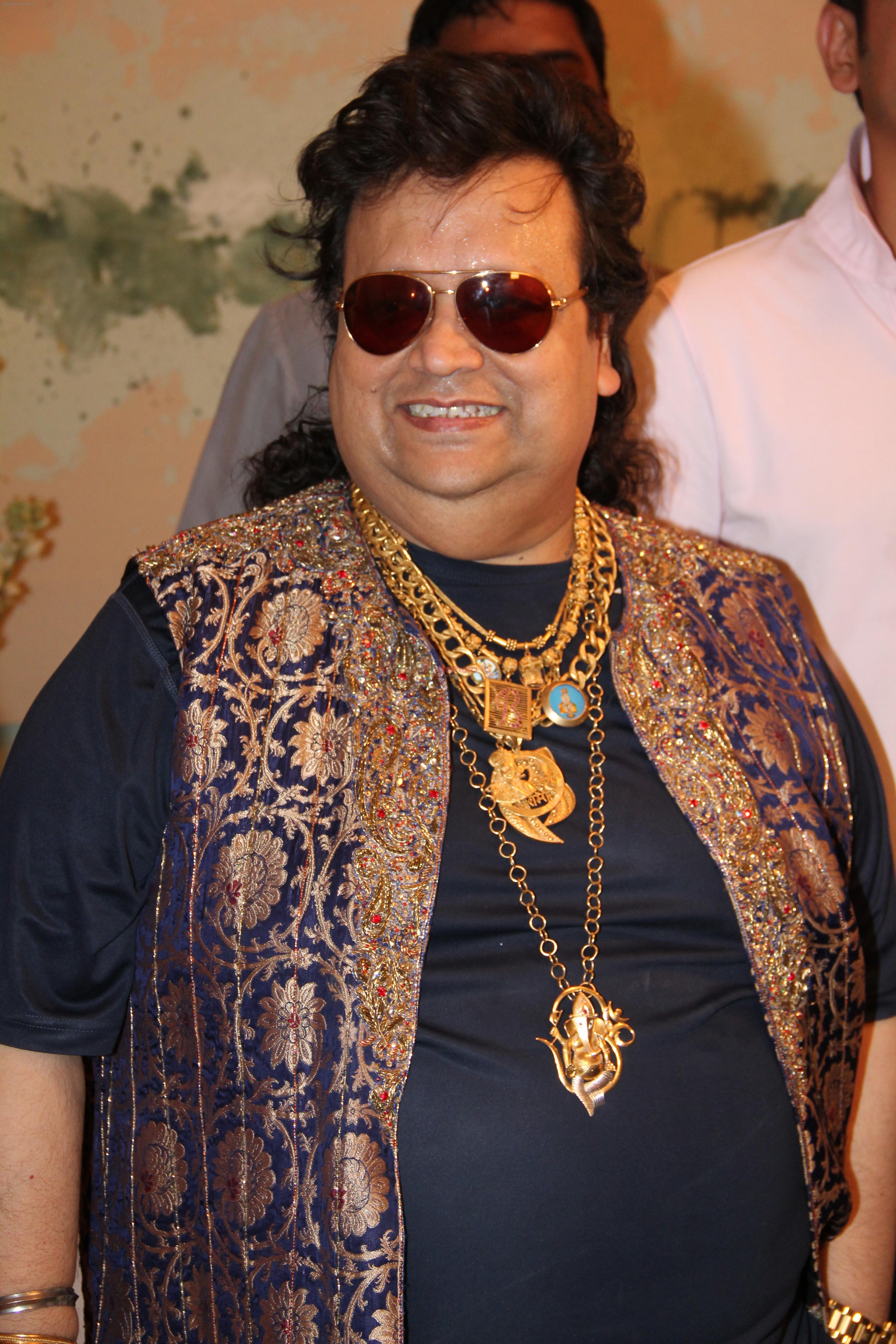 Bappi Lahiri at the Inaugural of Madmidaas Films Main Aur Mr. Riight in Evershine Mall, Malad on 10th May 2012