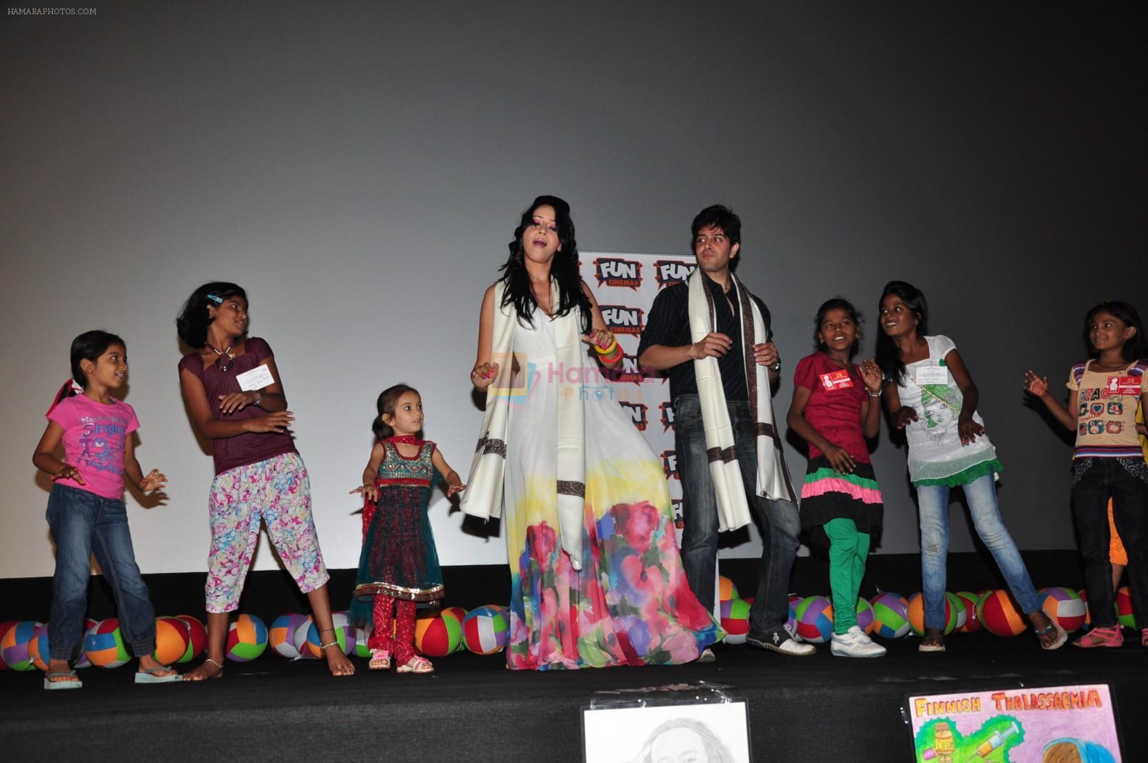 Rozlyn Khan & Vije Bhatia On World Thalassemia day with affected children 1