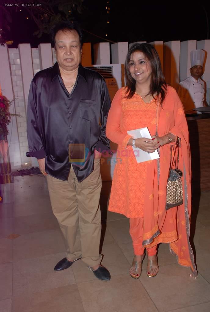 Bhuinder Singh, Mitali Singh at Talat Aziz concert in Blue Sea on 13th May 2012
