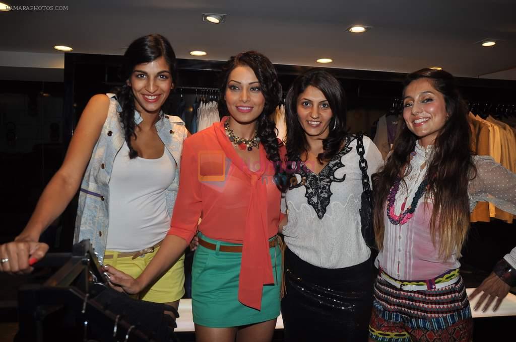 Bipasha Basu, Anushka Manchanda, Anusha Dandekar at Vinegar store launch in Mumbai on 16th May 2012