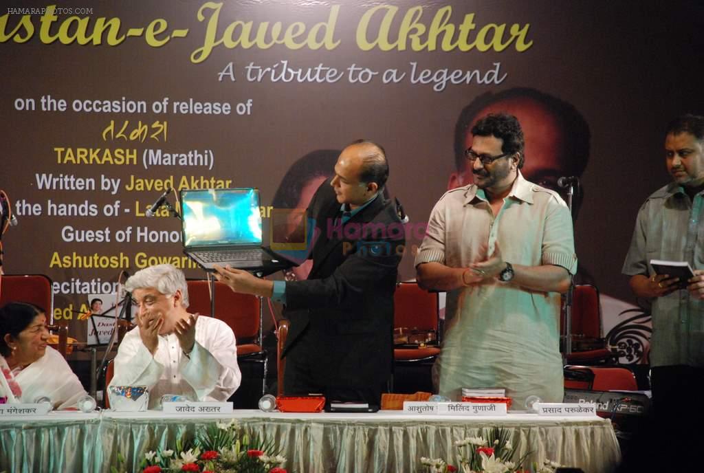 Javed, Ashutosh, Milind at Javed Akhtar's Bestsellin_g Book Tarkash Launched in Marathi on 19th May 20112 (1