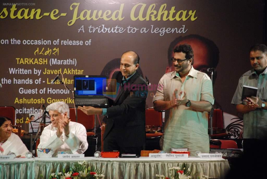 Javed, Ashutosh, Milind at Javed Akhtar's Bestsellin_g Book Tarkash Launched in Marathi on 19th May 20112
