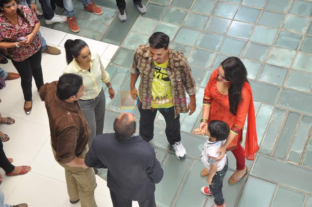 Akshay Kumar, Sonakshi Sinha promote Rowdy Rathore on the sets of CID in Kandivli, Mumbai on 22nd May 2012