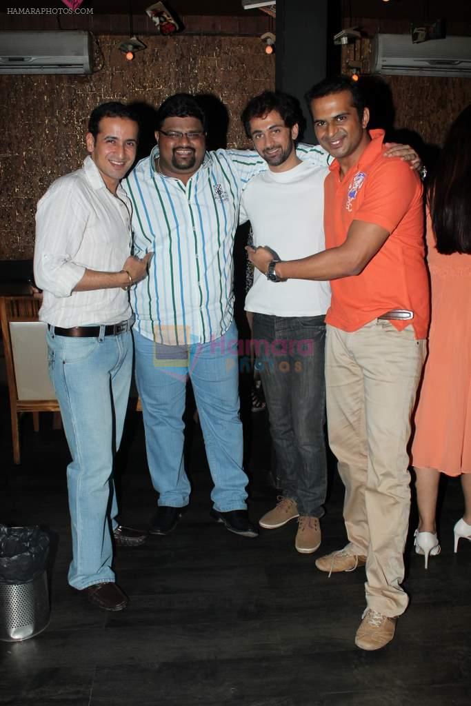 Siddharth Kannan,harmeet Gulzar at Rude Lounge dnner in Malad, Mumbai on 24th May 2012