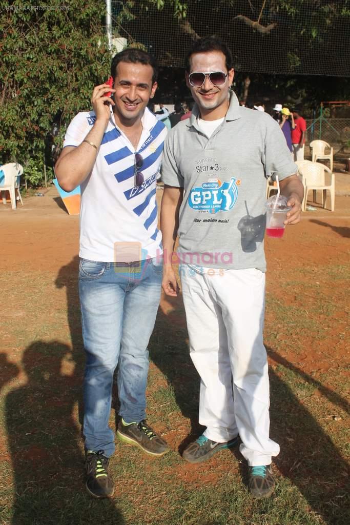 Manmeet Gulzar, Harmeet Gulzar at Radiocity Cricket match in Dadar on 26th May 2012