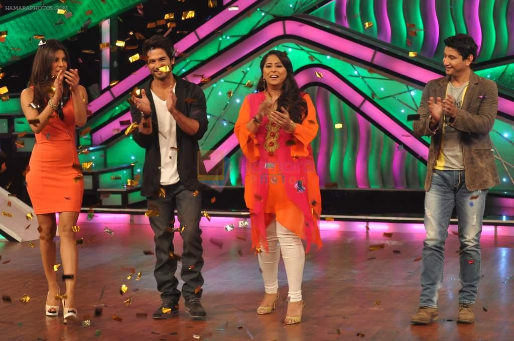 Shahid Kapoor, Priyanka Chopra on the sets of Lil Masters on 28th May 2012