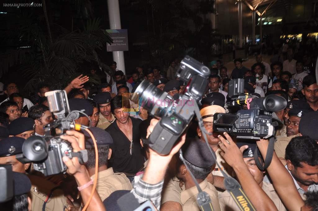 Shahrukh Khan snapepd at the airport, Mumbai on 29th May 2012