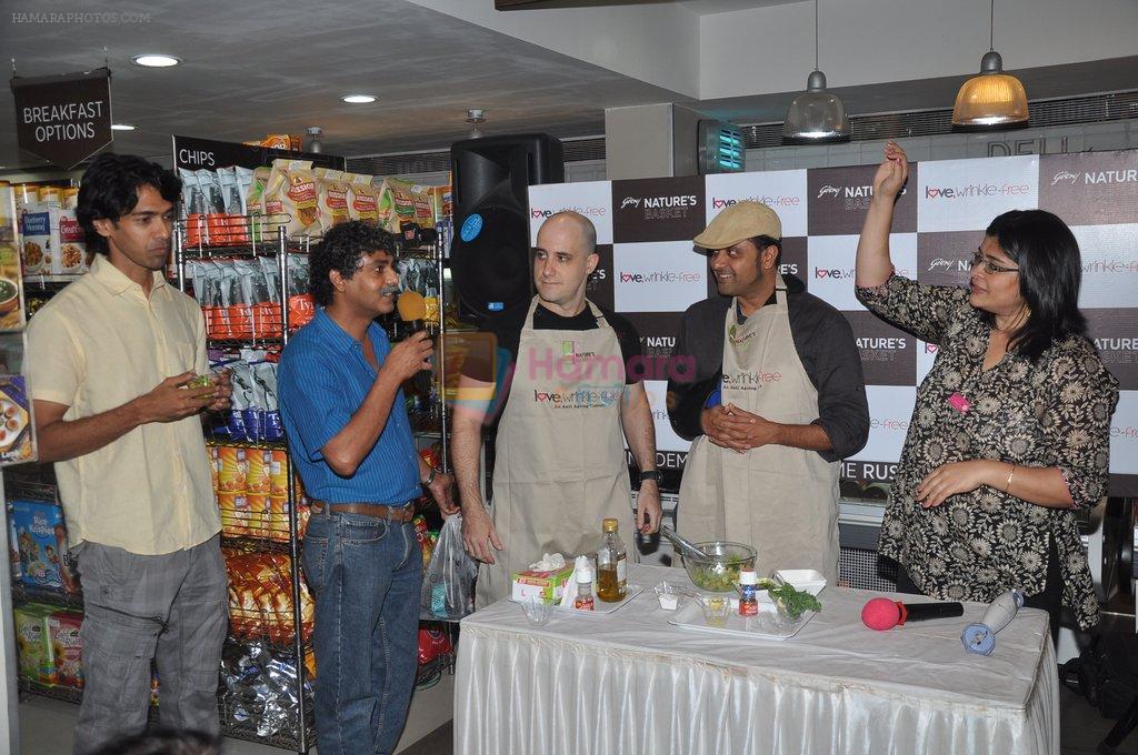 Sandeep Mohan, Ashwin Mushran, Ash Chandler wih Love Wrinkle Free cast at Nature Basket cooking session in Juhu, Mumbai on 1st June 2012