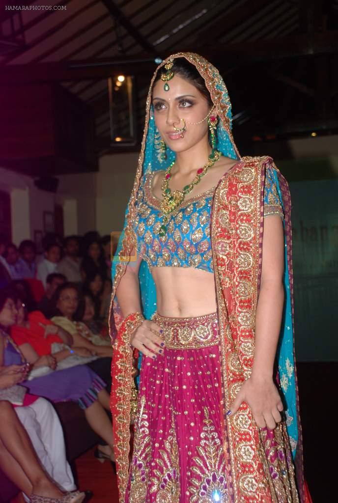 Zoa Morani at Indian Hanger anniversary bash with Neeta Lulla fashion show in Mumbai on 2nd May 2012