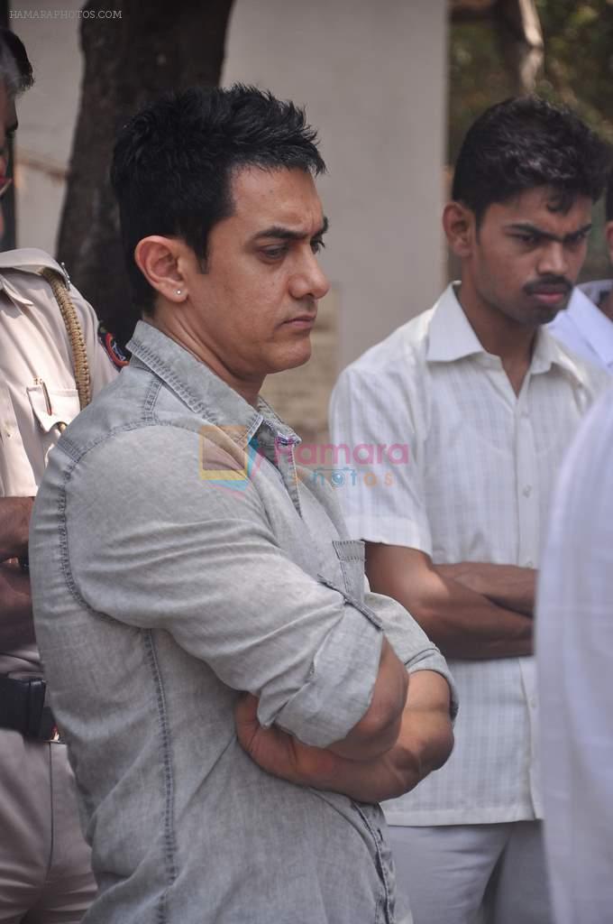Aamir Khan at Rajkumar Hirani's father's funeral in Santacruz on 4th June 2012