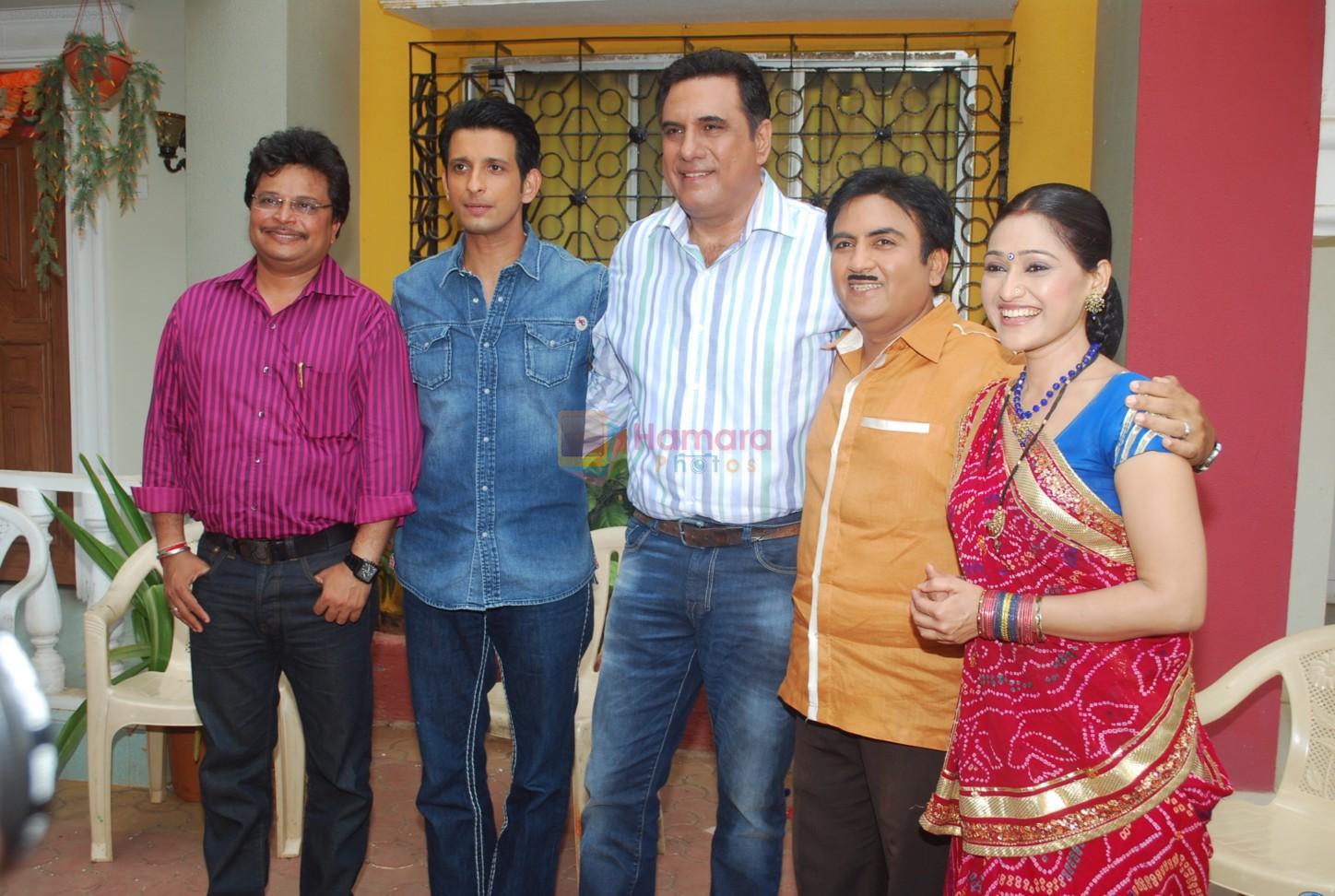 asit modi, sharman, Boman, Dilip Joshi & Disha on location with stars of tarak mehta ka ooltah Chashmah on 3rd June 2012