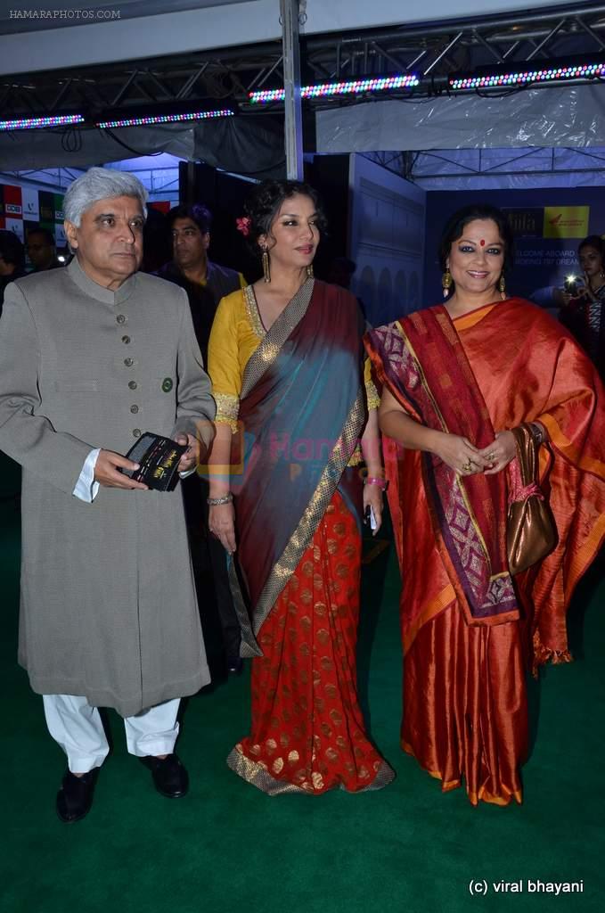 Shabana Azmi, Javed Akhtar, Tanvi Azmi at IIFA Awards 2012 Red Carpet in Singapore on 9th June 2012
