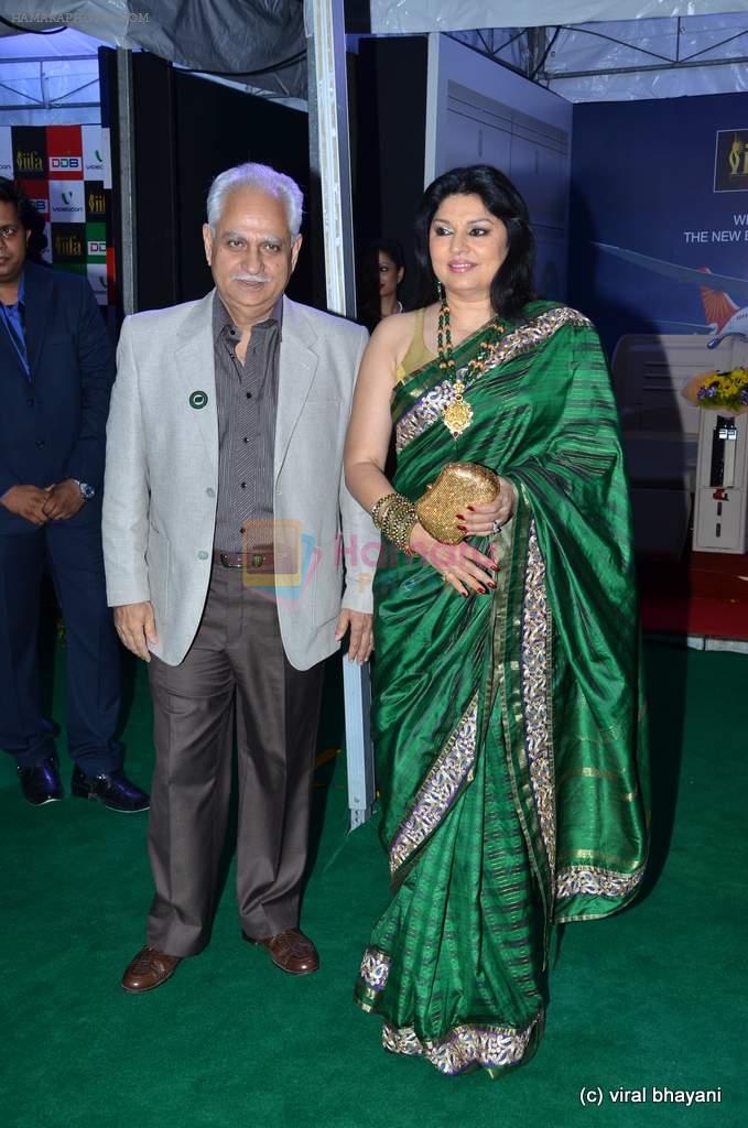 Kiran Sippy, Ramesh Sippy at IIFA Awards 2012 Red Carpet in Singapore on 9th June 2012