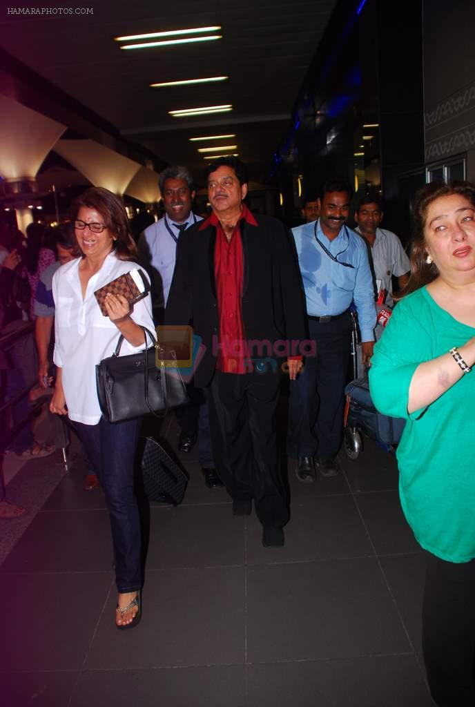 Neetu Singh, Shatrughan  Sinha return from Singapore after attending IIFA Awards in Mumbai on 11th June 2012
