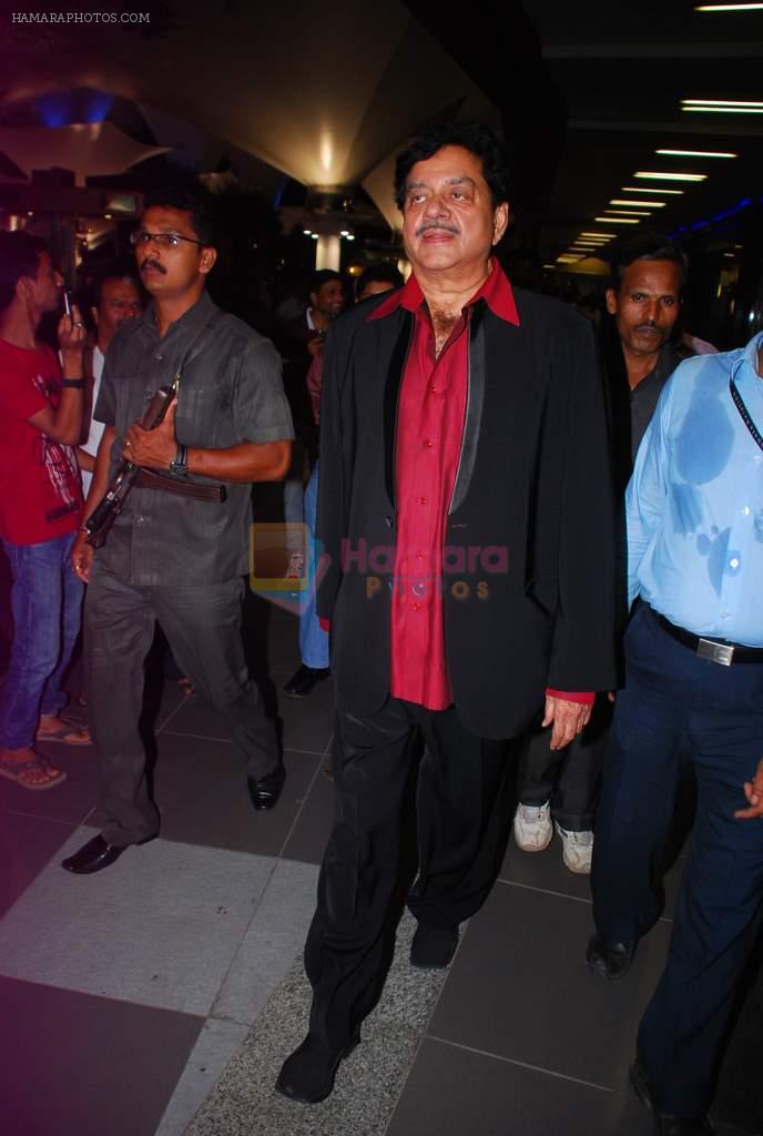 Shatrughan Sinha return from Singapore after attending IIFA Awards in Mumbai on 11th June 2012