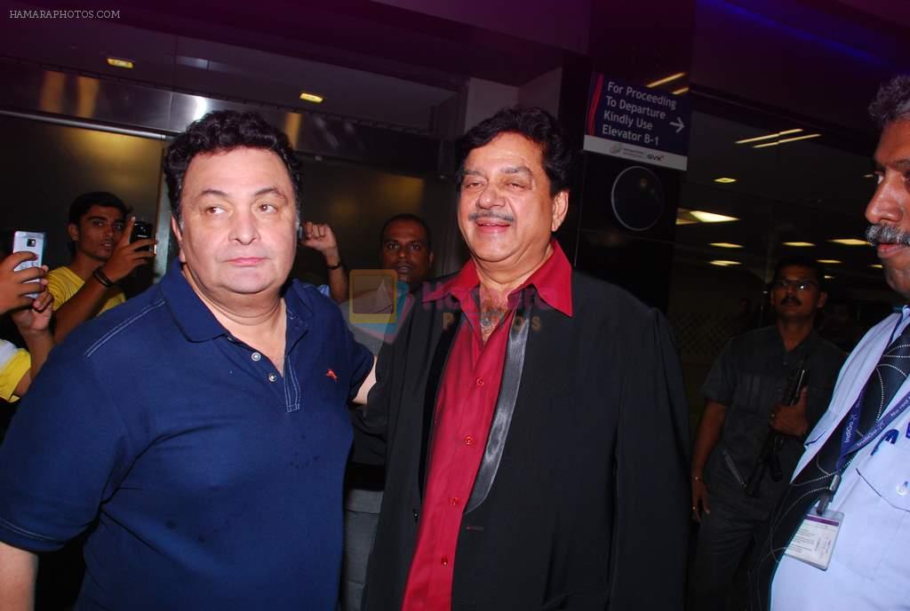 Rishi Kapoor, Shatrughan Sinha return from Singapore after attending IIFA Awards in Mumbai on 11th June 2012