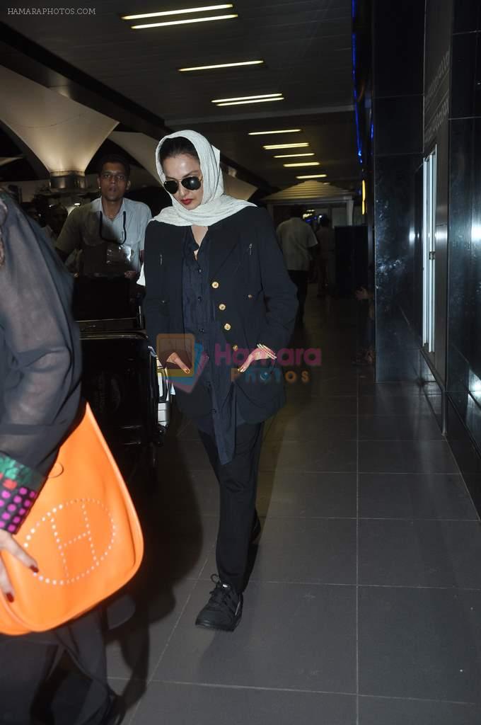 Rekha return from Singapore after attending IIFA Awards in Mumbai on 12th June 2012