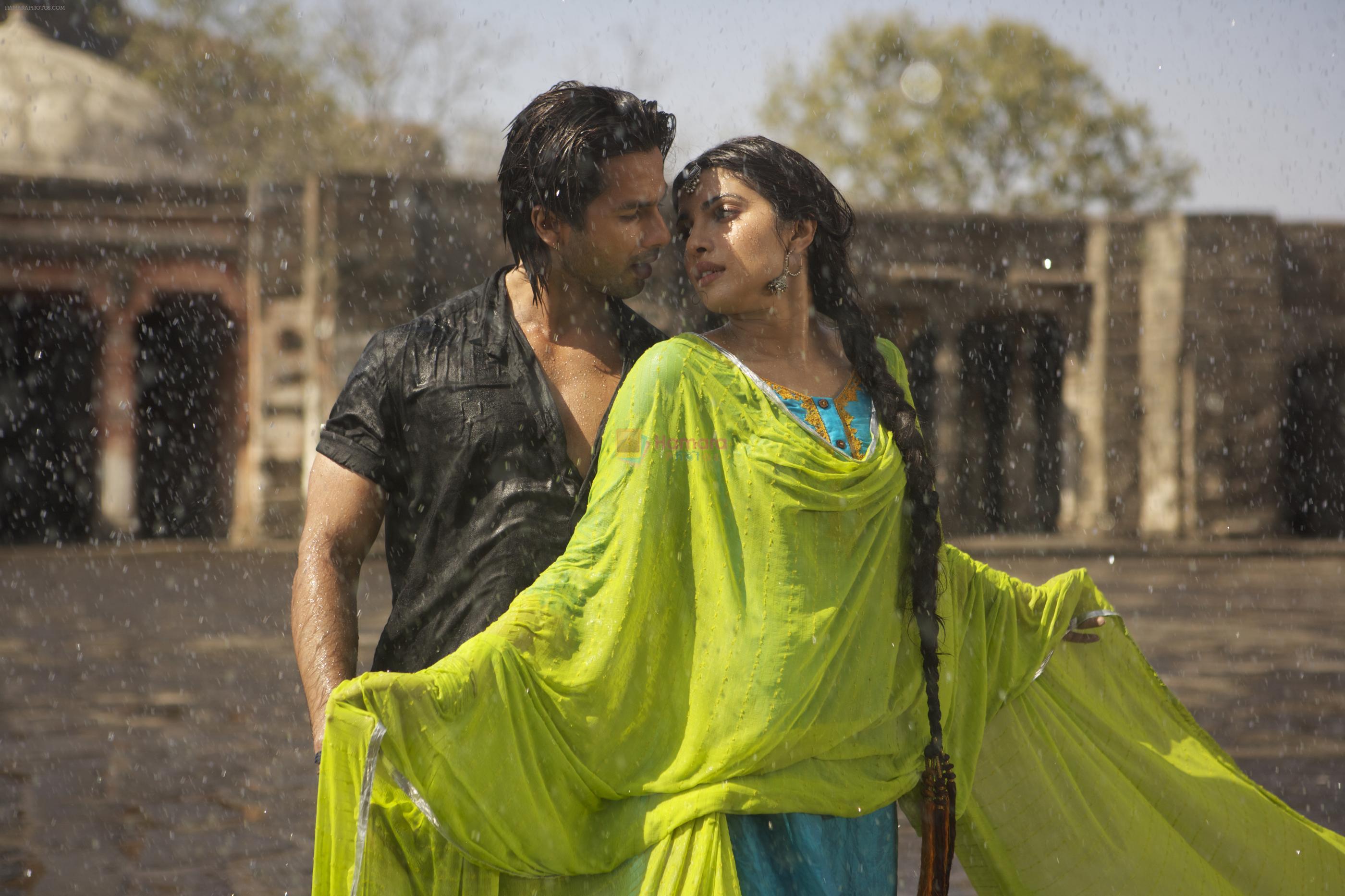 Shahid Kapoor, Priyanka Chopra in the still from movie Teri Meri Kahaani / Teri  Meri Kahaani - Bollywood Photos, image size:2800x1866