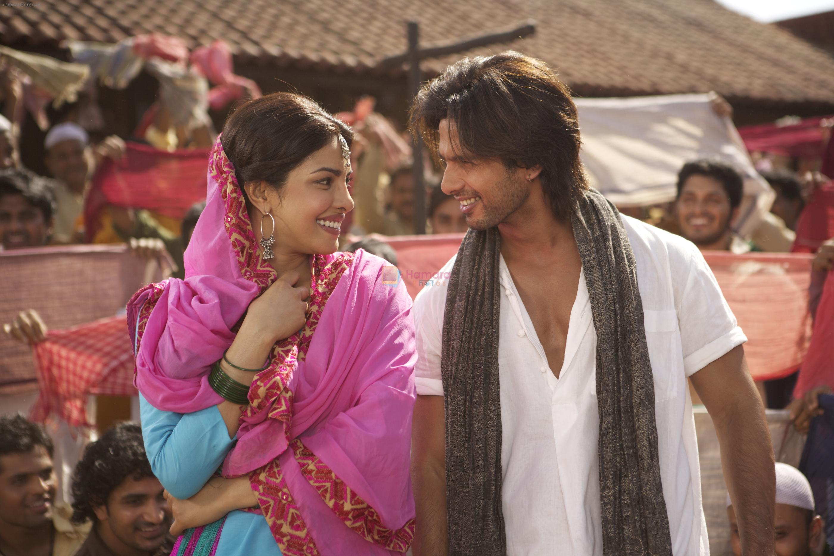 Shahid Kapoor, Priyanka Chopra in the still from movie Teri Meri Kahaani / Teri  Meri Kahaani - Bollywood Photos, image size:2800x1866