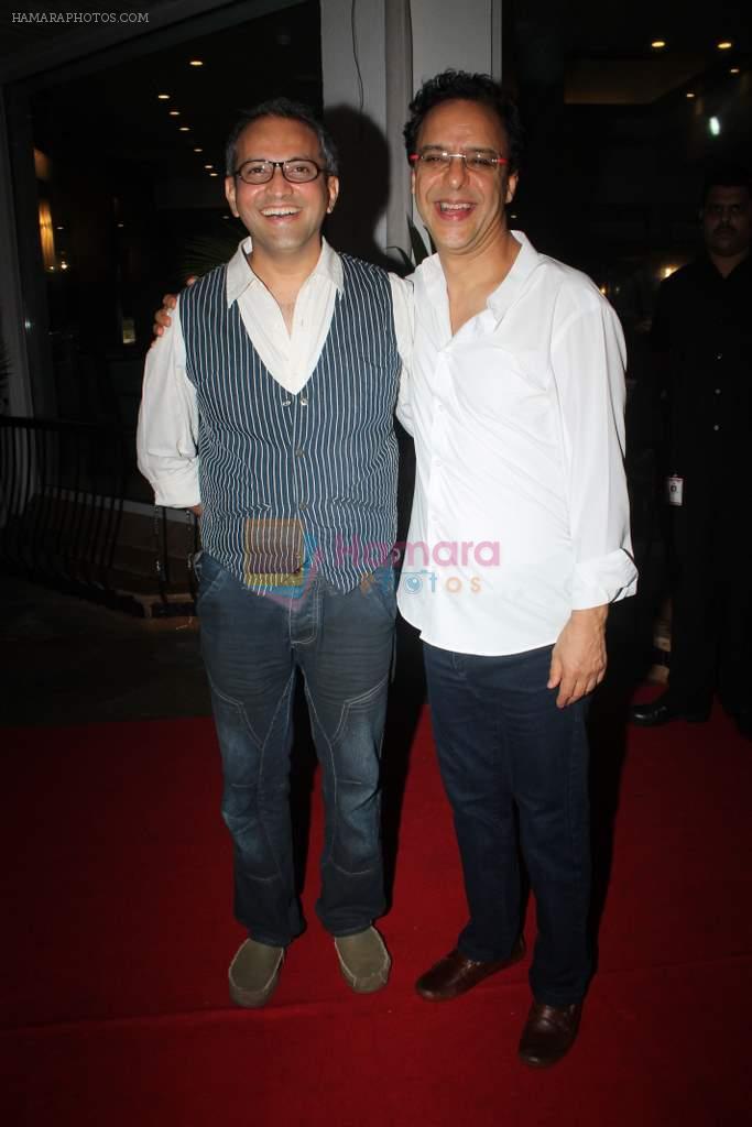 Vidhu Vinod Chopra, Rajesh Mapuskar at Prem Chopra's bash for the success of Sharman Joshi's film Ferrari Ki Sawaari on 20th June  2012