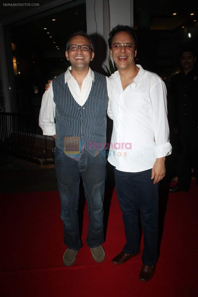 Vidhu Vinod Chopra, Rajesh Mapuskar at Prem Chopra's bash for the success of Sharman Joshi's film Ferrari Ki Sawaari on 20th June  2012