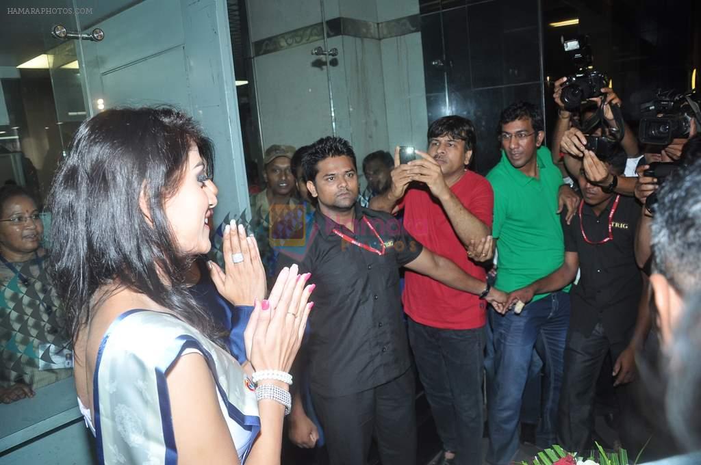 Sushmita Sen with I am She girl Himangini Singh wins Miss Asia Pacific World title and returns to Mumbai in International Airport on 21st June 2012