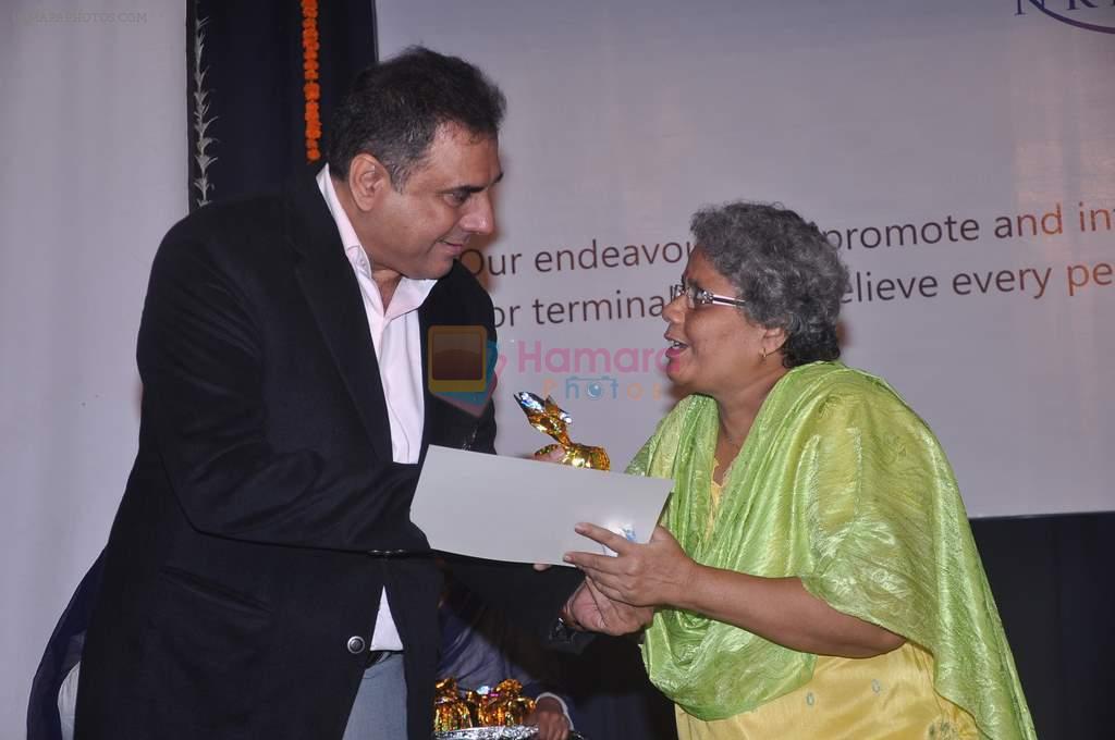 Boman Irani spend time with cancer patients in Mahalaxmi on 24th June 2012