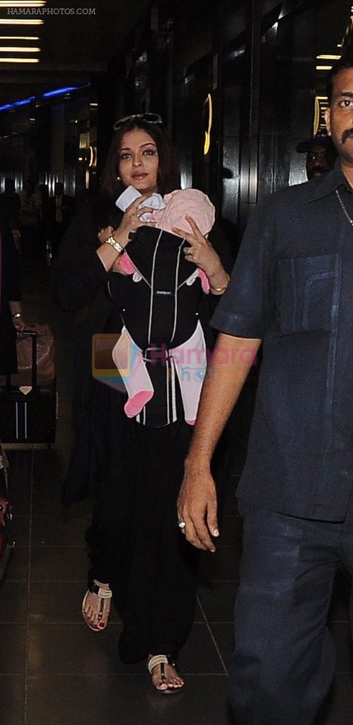 Aishwarya Rai Bachchan snapped with baby Aradhya in Airport, Mumbai on 25th June 2012