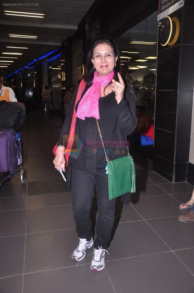Poonam Dhillon snapped at the airport in Mumbai on 26th June 2012-1