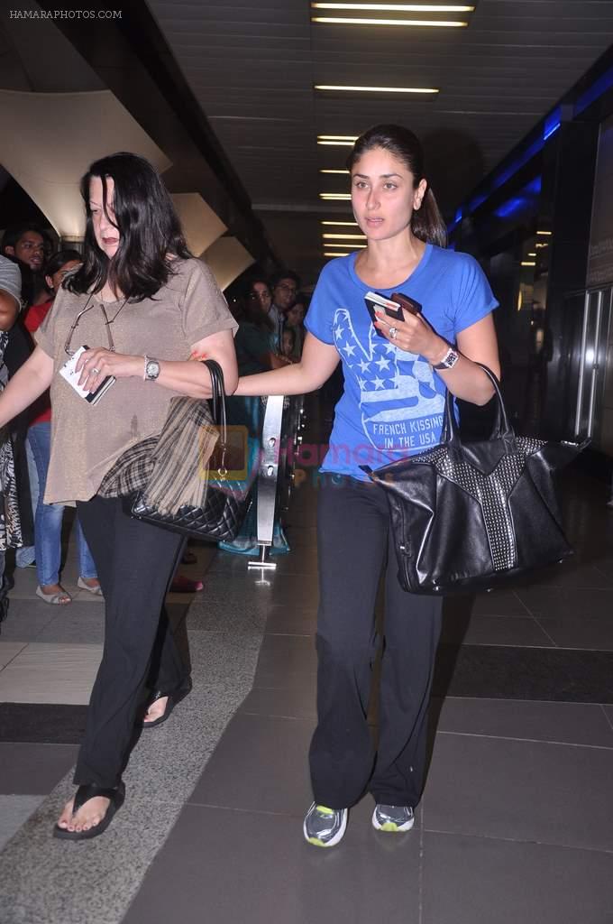 Kareena Kapoor snapped at the airport with Babita in Mumbai on 26th June 2012