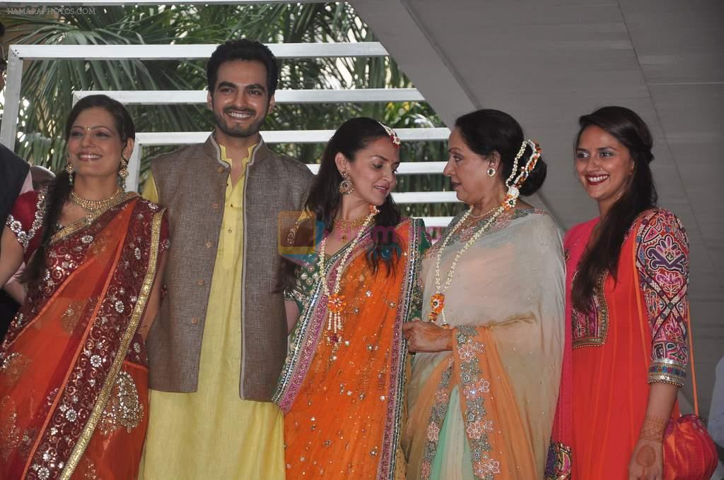 Bharat Takhtani, Esha Deol, Hema Malini, Ahana Deol at Esha Deol's mehendi ceremony in Royalty, Mumbai on 27th June 2012