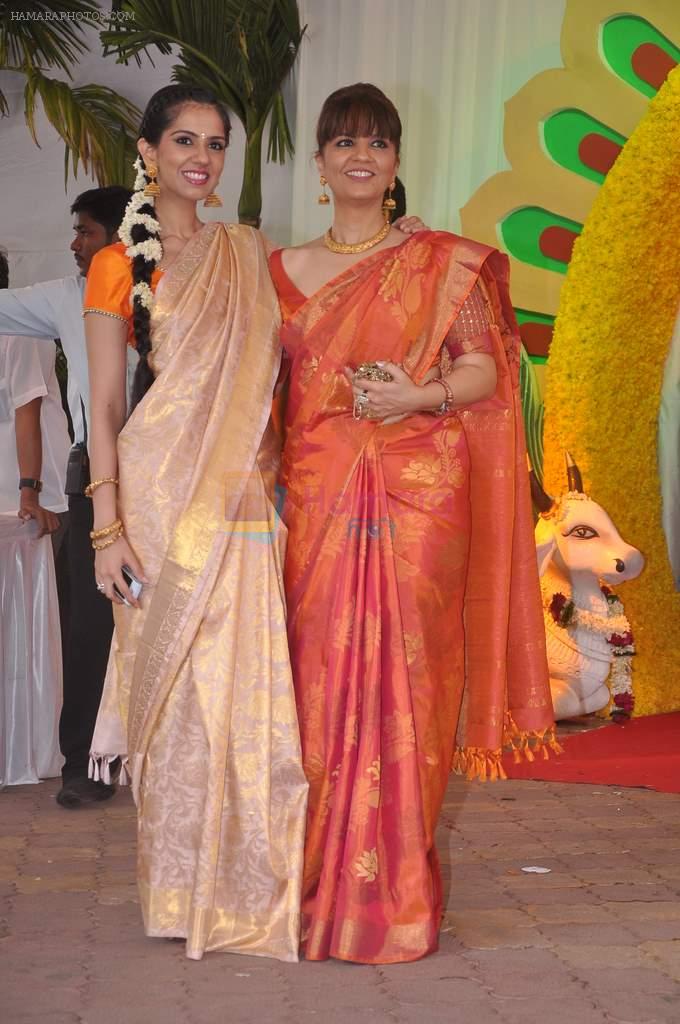 Neeta Lulla, Nishka Lulla at Esha Deol's wedding in Iskcon Temple on 29th June 2012