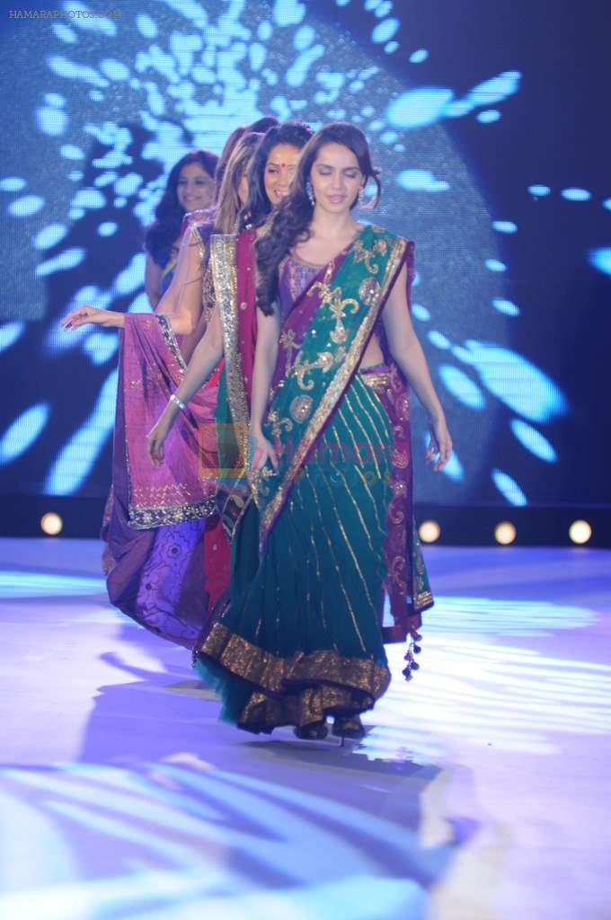 Shazahn Padamsee at Pidilite presents Manish Malhotra, Shaina NC show for CPAA in Mumbai on 1st July 2012