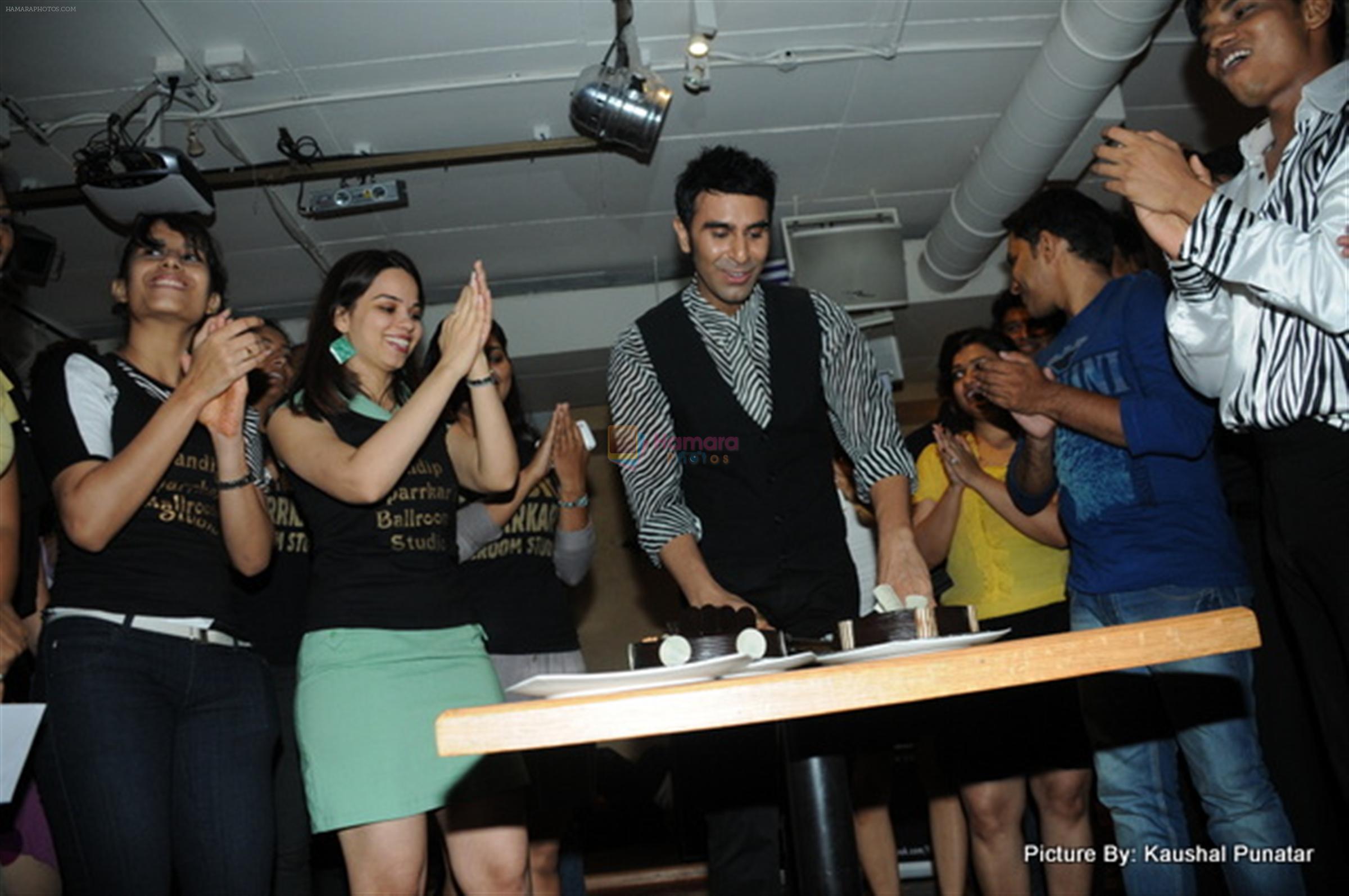 Sandip Sopar with Students cutting cake  at Sandip Soparrkar's Event Dance for a cause in Wild Wild West, Fun Republic on 2nd July 2012
