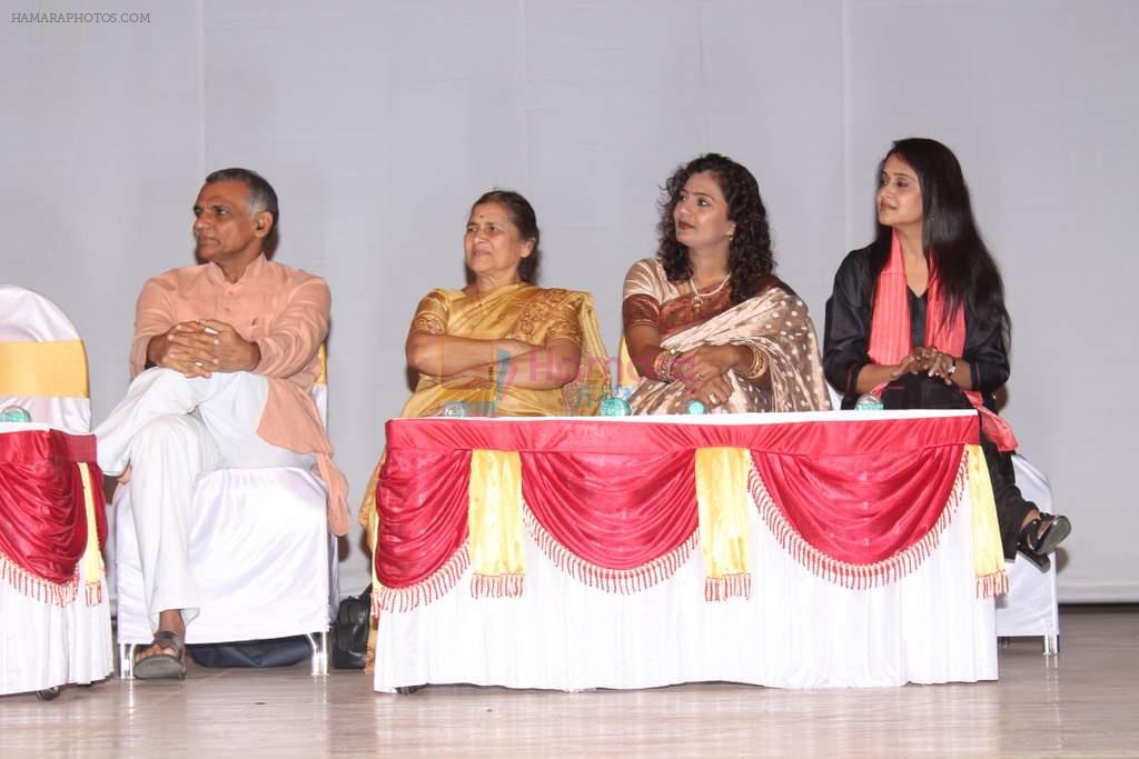 Mrinal Kulkarni at press meet for movie based on Baba Amte in Dadar, Mumbai on 4th July 2012