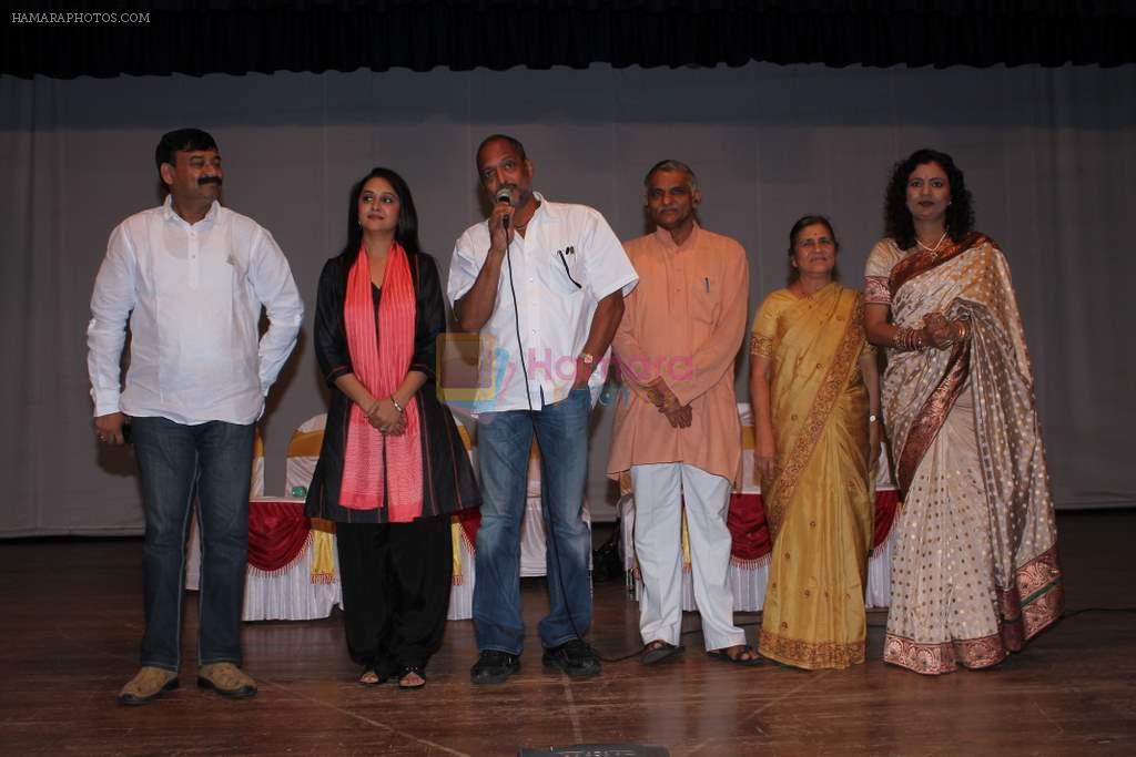 Nana Patekar, Mrinal Kulkarni at press meet for movie based on Baba Amte in Dadar, Mumbai on 4th July 2012