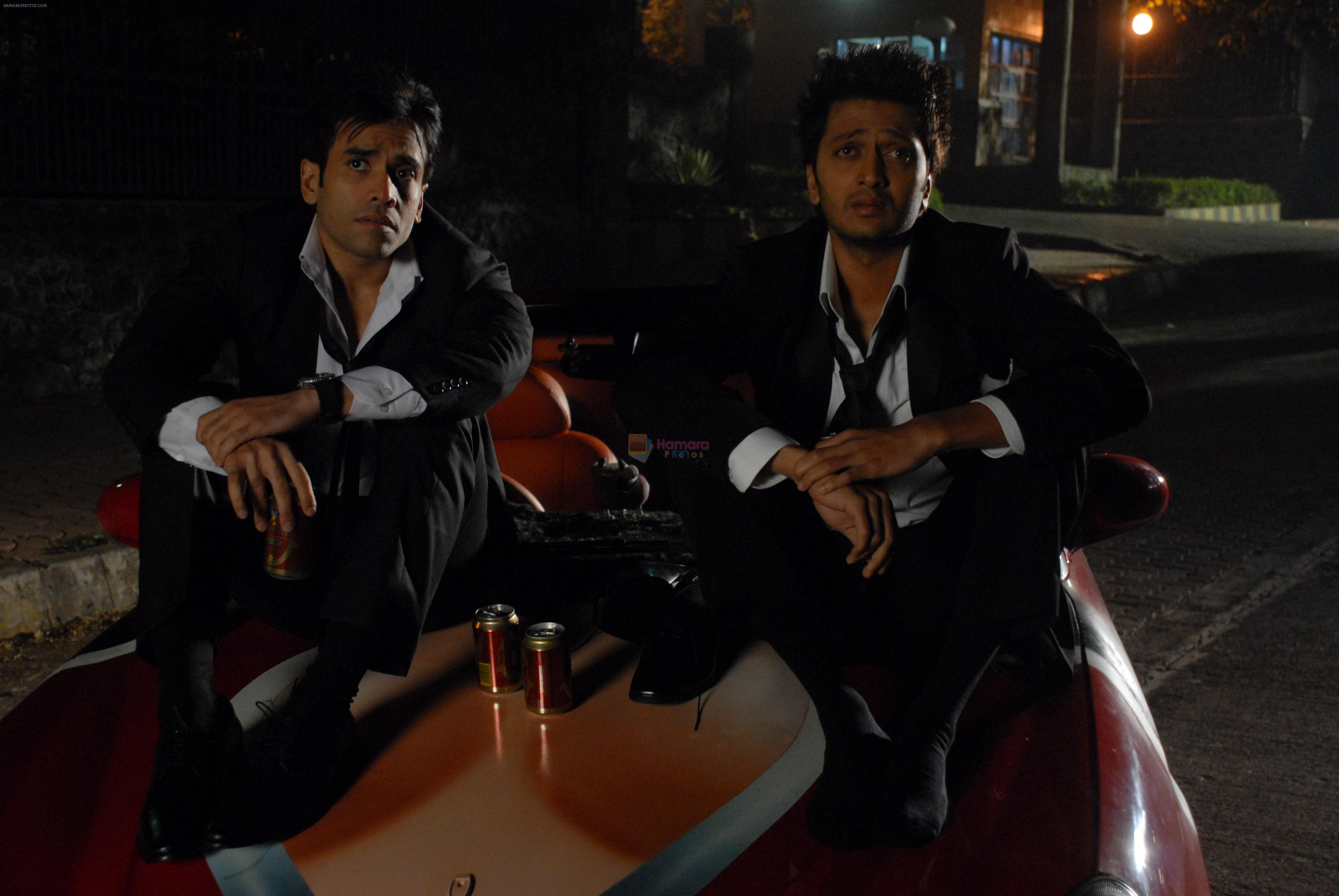 Tusshar Kapoor, Ritesh Deshmukh in the still from movie Kyaa Super Kool Hain Hum