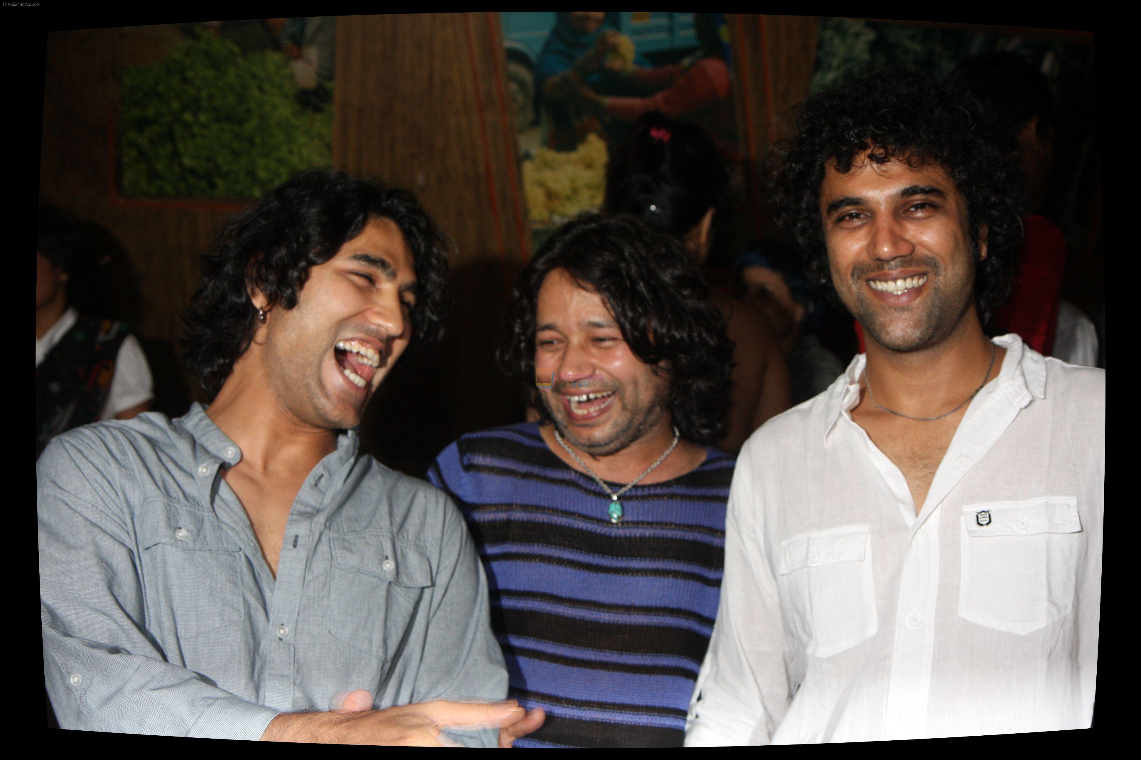 paresh kamath,kailash kher and naresh kamath at Kailash Kher's Birthday Party in Masala Mantar, Mumbai on 9th July 2012