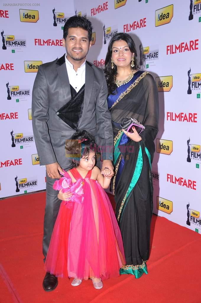 Vijay Yesudas with wife and daughter at the Red Carpet of _59th !dea Filmfare Awards 2011_