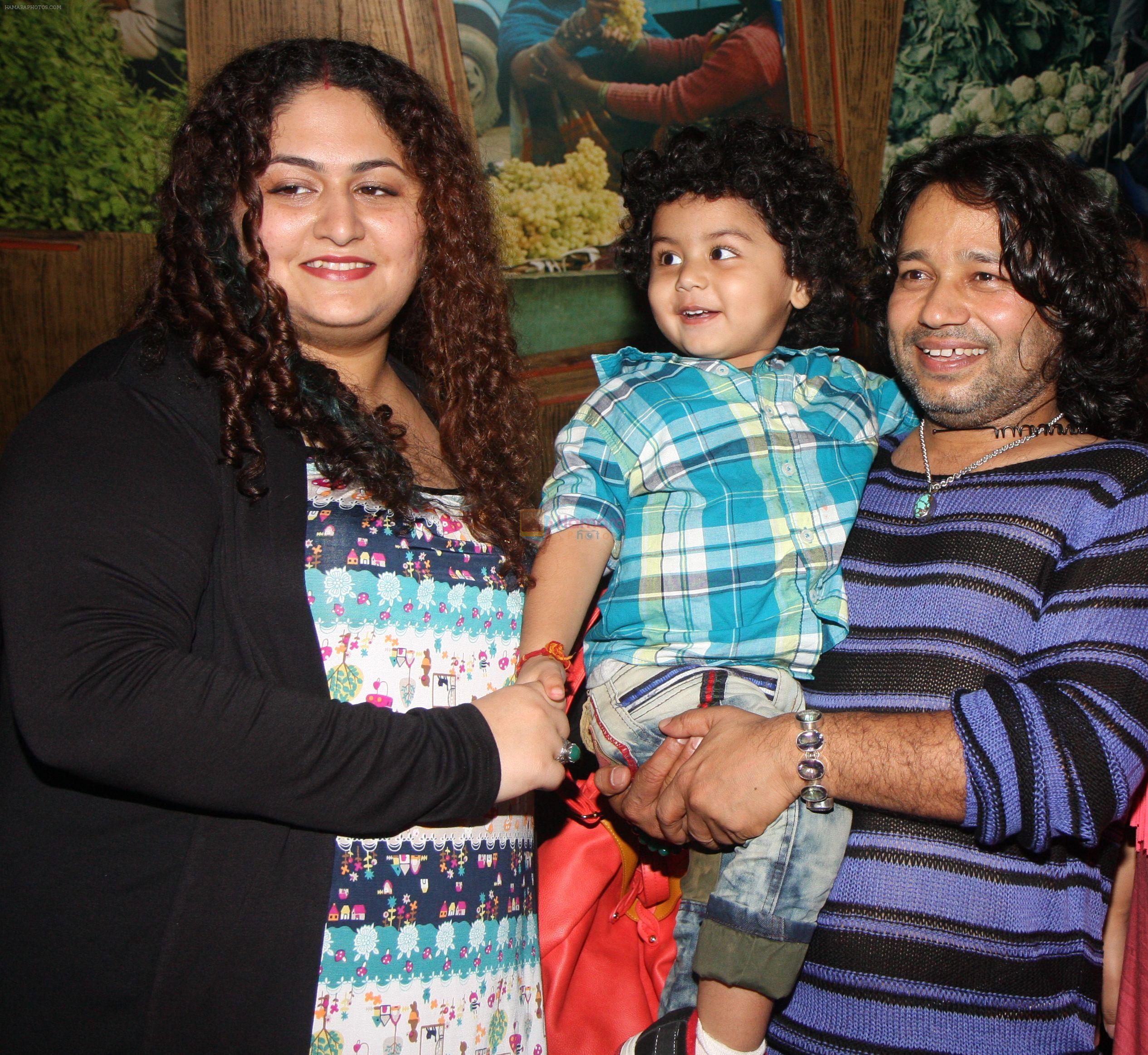 kailash kher with wife sheetal and son kabir at Kailash Kher's Birthday Party in Masala Mantar, Mumbai on 9th July 2012