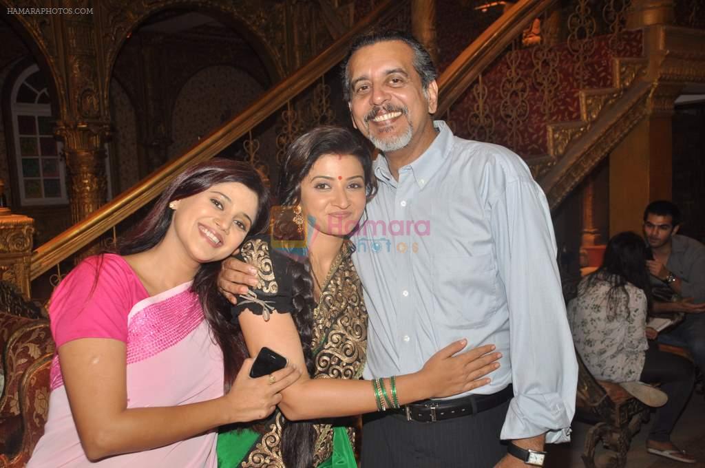 Suhasi Goradia Dhami, Shishir Sharma at Yahan Main Ghar Ghar Kheli 700 episodes celebrations in Filmcity, Mumbai on 10th July 2012