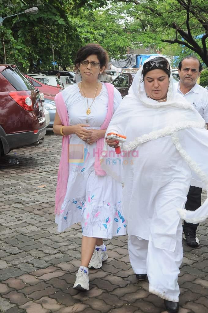 Dolly Bindra at Dara Singh funeral in Mumbai on 12th July 2012