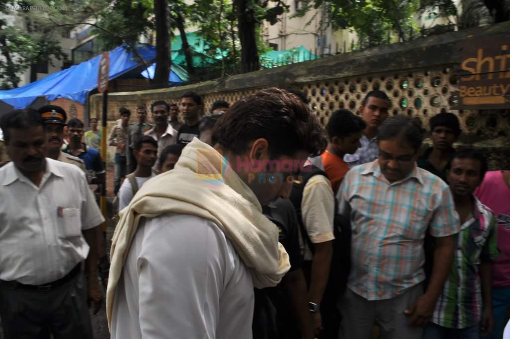 Abhishek Bachchan at Dara Singh funeral in Mumbai on 12th July 2012