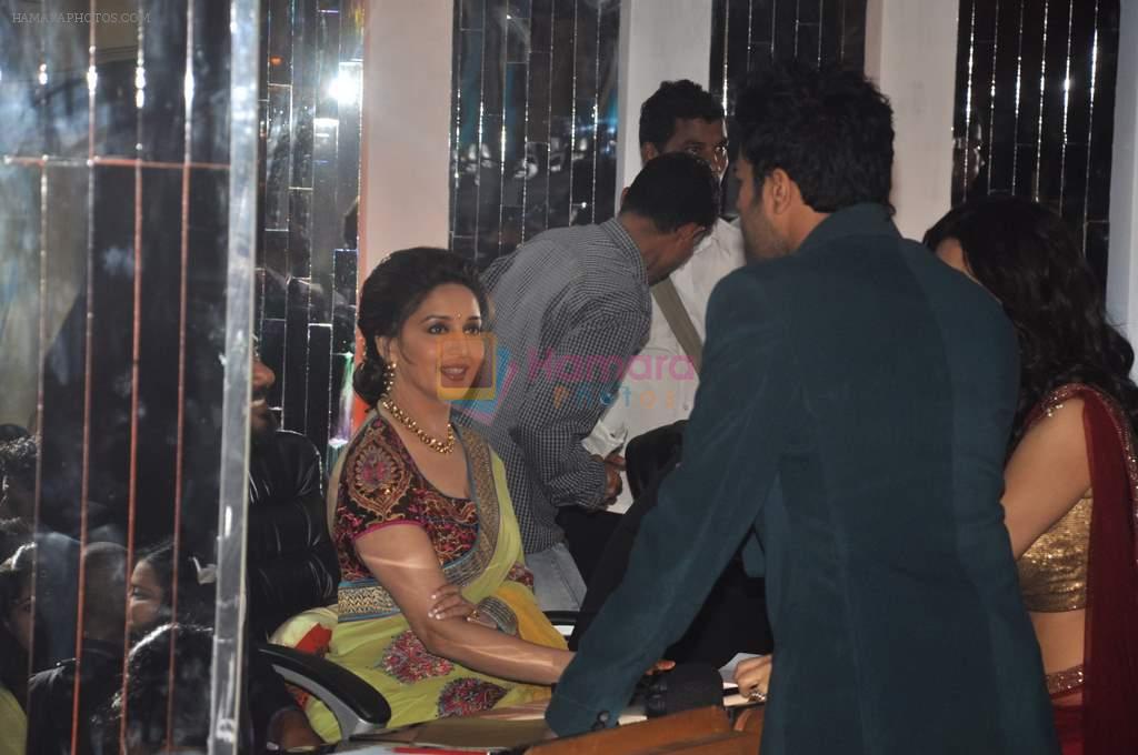 Madhuri Dixit on the sets of Jhalak Dikhhla Jaa in Filmistan on 18th July 2012